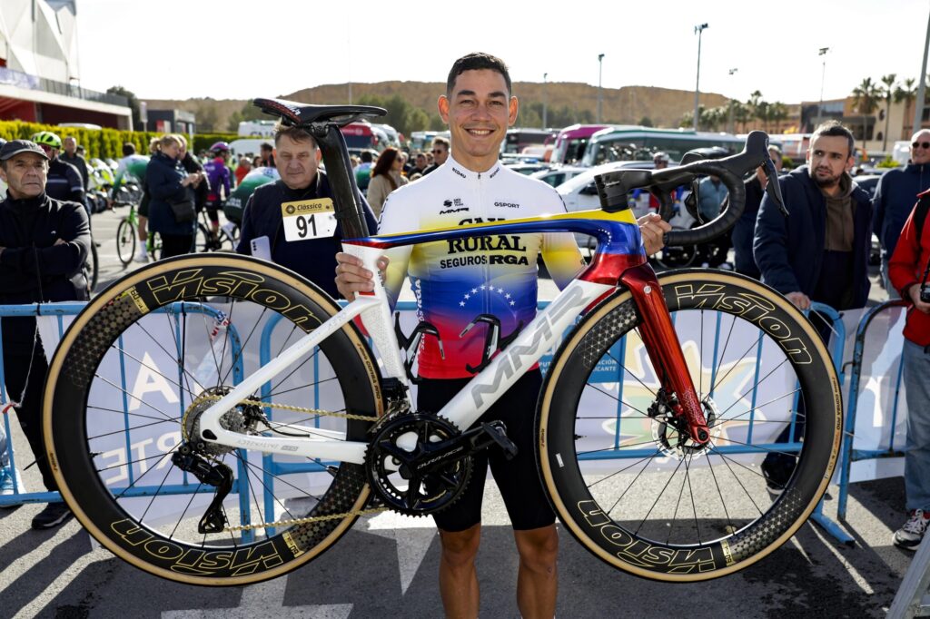 Orluis Aular int&egrave;gre le World Tour chez Movistar en 2025