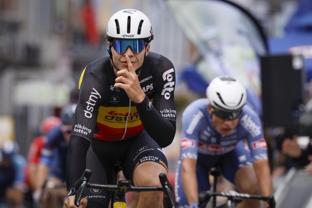 Actu cyclisme - Binche-Chimay-Binche 2024. Arnaud De Lie aligne Jasper Philipsen sur la Grand Place