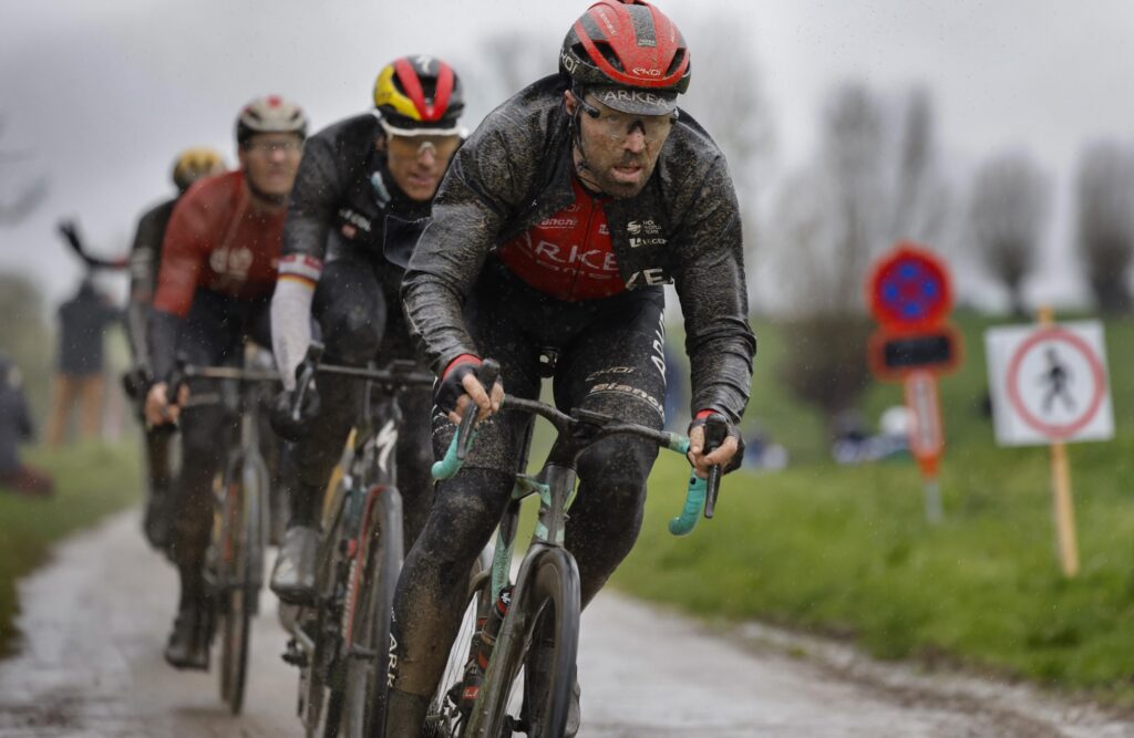 Visma-Lease a Bike signe Dan McLay pour 2025