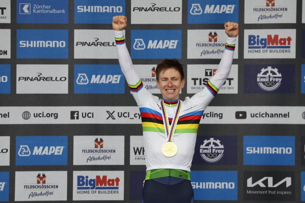 Tadej Pogacar fait ses d&eacute;buts en arc-en-ciel au Tour d&rsquo;Emilie 2024