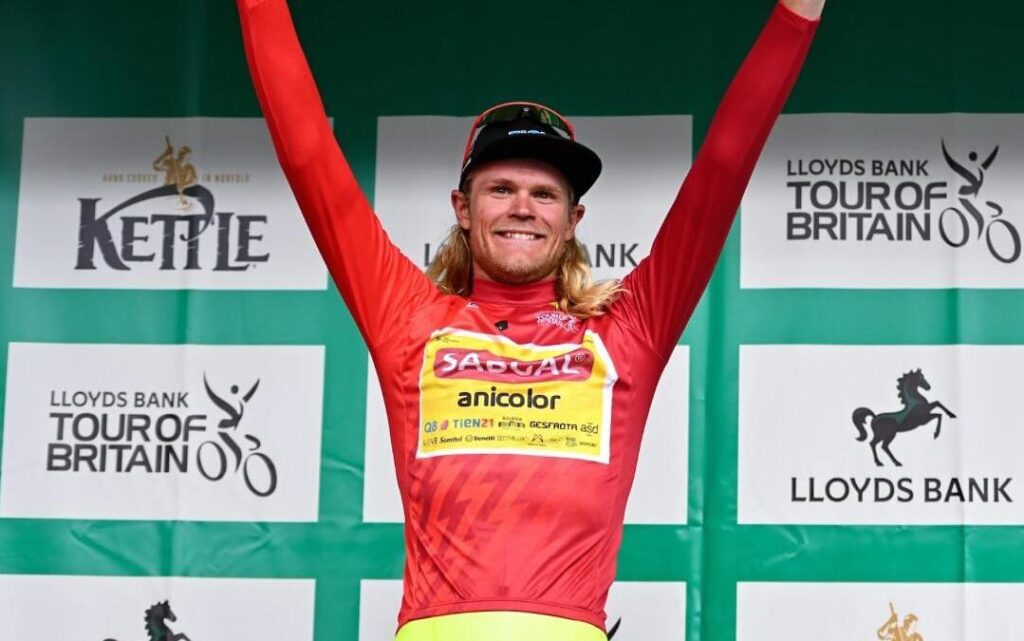 UAE Team Emirates signe Julius Johansen pour 2025