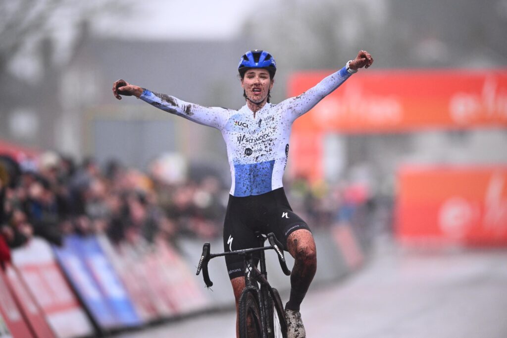 Marie Schreiber frappe &agrave; Hulst en Coupe du Monde 2024-2025