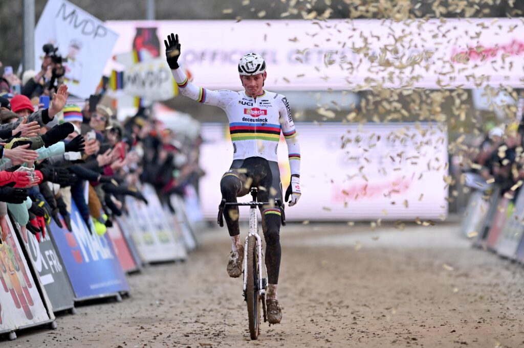 Mathieu van der Poel cinq sur cinq &agrave; Besan&ccedil;on en Coupe du Monde 2024-2025