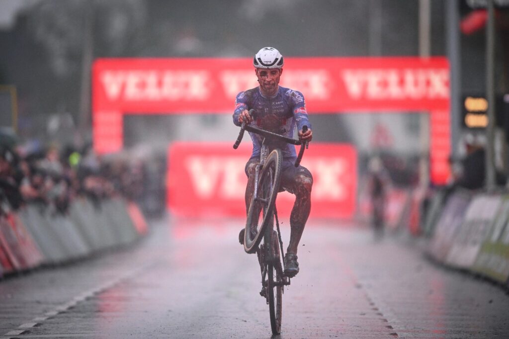 Niels Vandeputte imp&eacute;rial &agrave; Hulst en Coupe du Monde 2024-2025