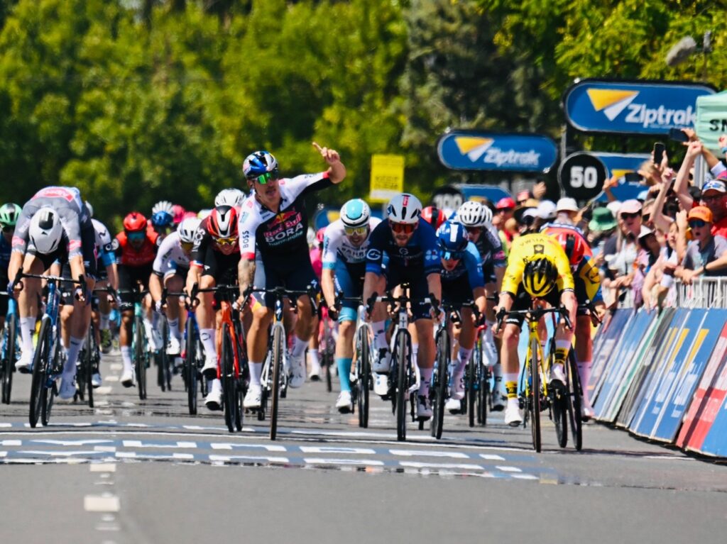 Sam Welsford d&rsquo;entr&eacute;e de jeu sur la 1e &eacute;tape du Tour Down Under 2025