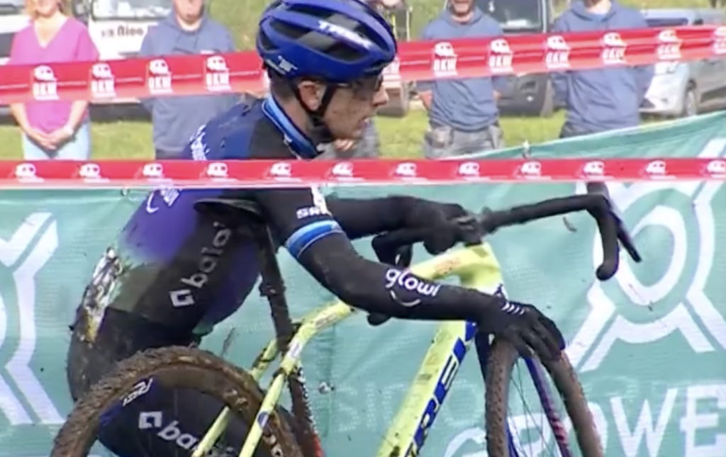 Vid&eacute;o : Lars van der Haar se rembo&icirc;te l&rsquo;&eacute;paule en pleine course