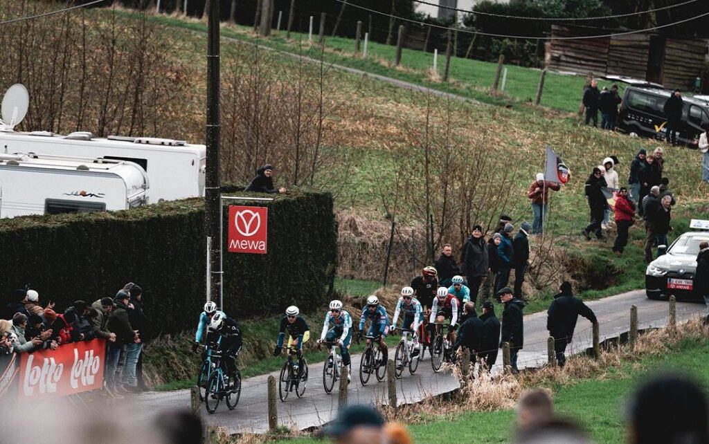 Les 25 &eacute;quipes engag&eacute;es au d&eacute;part du Omloop Het Nieuwsblad 2025