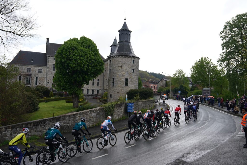 Les 25 &eacute;quipes au d&eacute;part de Li&egrave;ge-Bastogne-Li&egrave;ge 2025