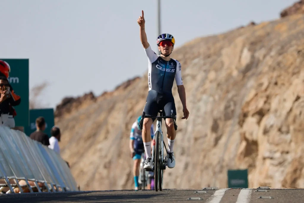 Tom Pidcock fait taire les critiques suite &agrave; sa victoire sur la 2e &eacute;tape de l&rsquo;AlUla Tour 2025