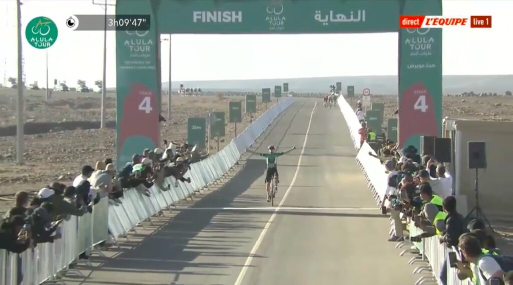 Tom Pidcock imp&eacute;rial lors de la 4e &eacute;tape de l&rsquo;AlUla Tour 2025