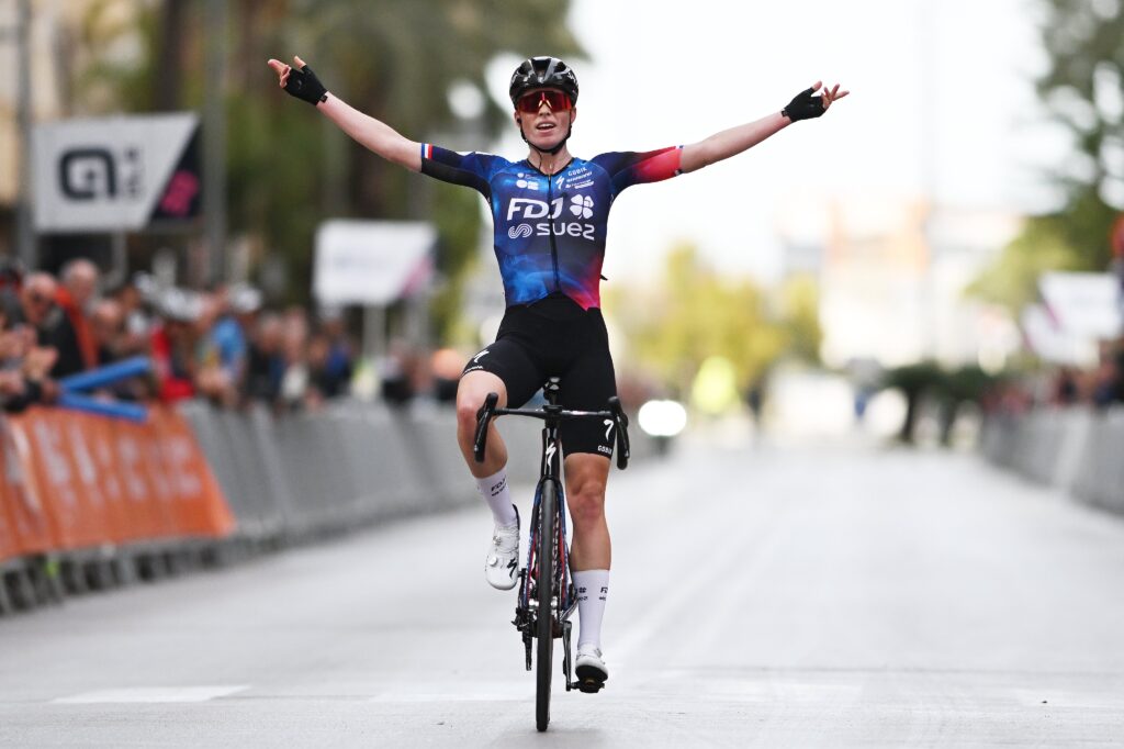 Demi Vollering en patronne sur la 1e &eacute;tape de la Setmana Ciclista Valenciana 2025