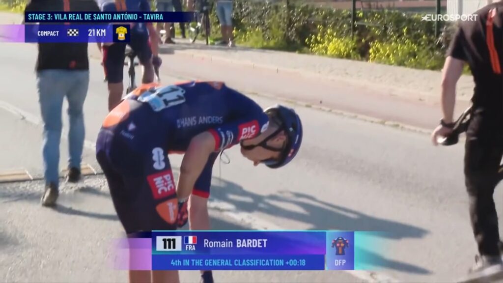 Romain Bardet chute et abandonne sur le Tour d&rsquo;Algarve 2025