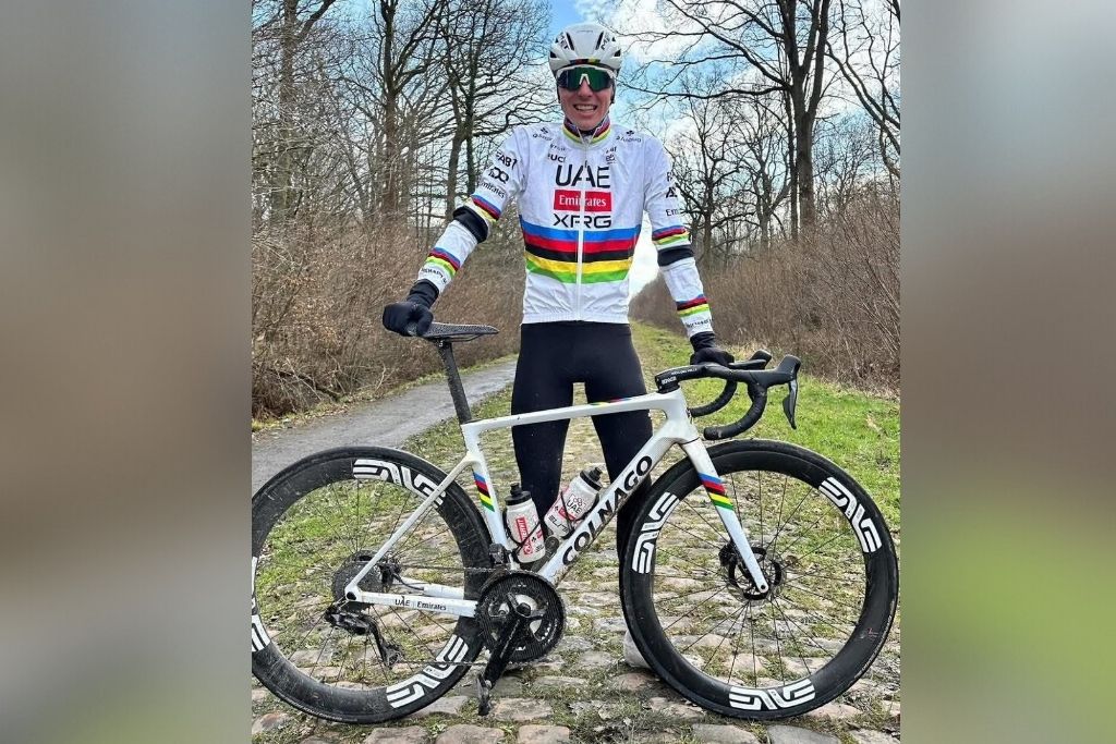 Tadej Pogacar de passage sur la Trou&eacute;e d&rsquo;Arenberg de Paris-Roubaix