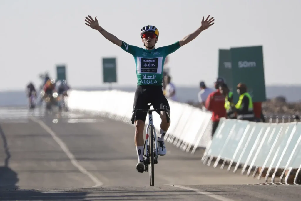Tom Pidcock, vainqueur de l&rsquo;AlUla Tour 2025 : &laquo;&nbsp;Une grande &eacute;tape dans ma carri&egrave;re&nbsp;&raquo;