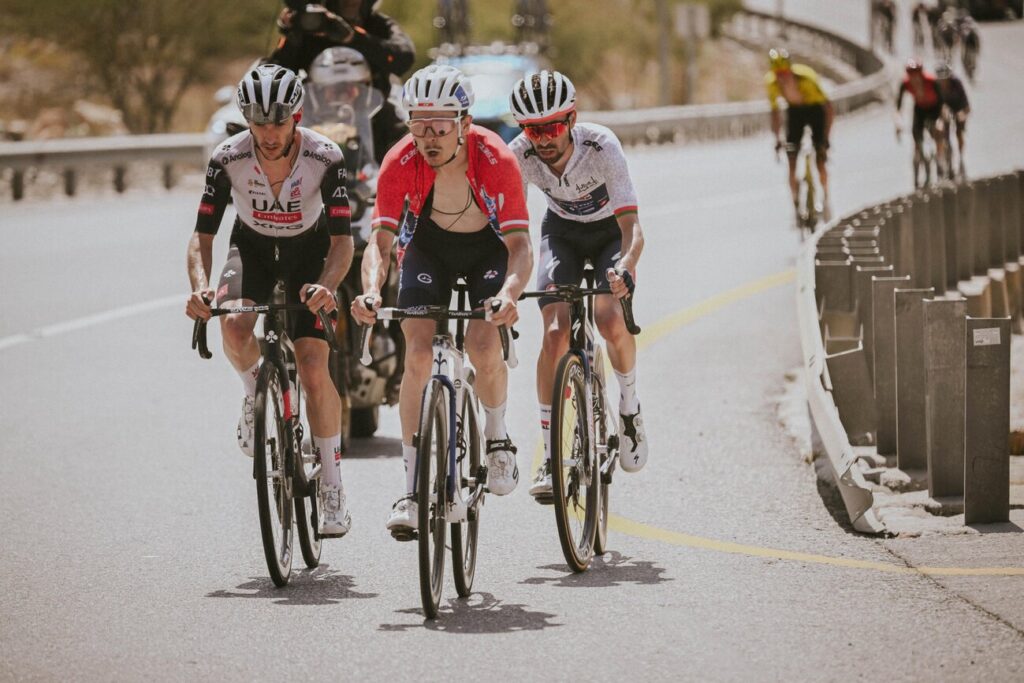 Adam Yates renverse David Gaudu lors de la derni&egrave;re &eacute;tape et conserve son titre sur le Tour d&rsquo;Oman 2025