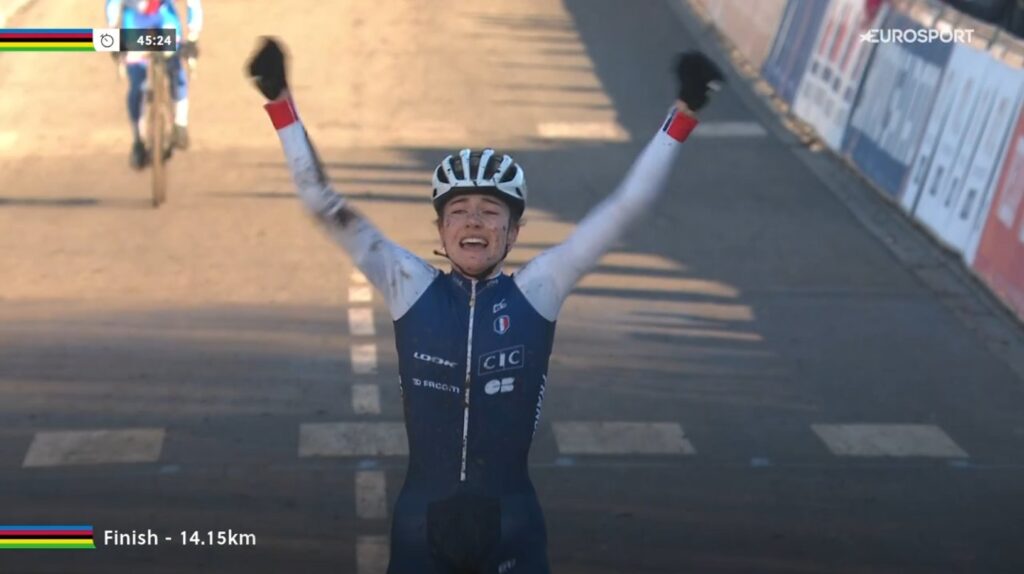 Lise Revol sacr&eacute;e championne du Monde 2025 de cyclo-cross chez les Juniors Femmes