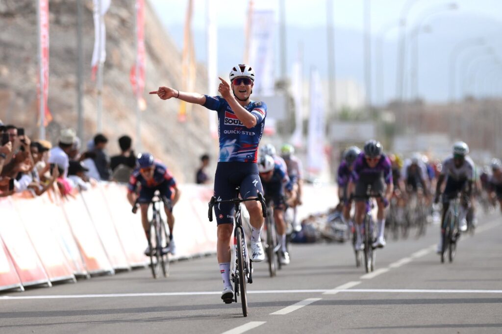 Louis Vervaeke pi&egrave;ge le peloton et fait coup double sur la 2e &eacute;tape du Tour d&rsquo;Oman 2025