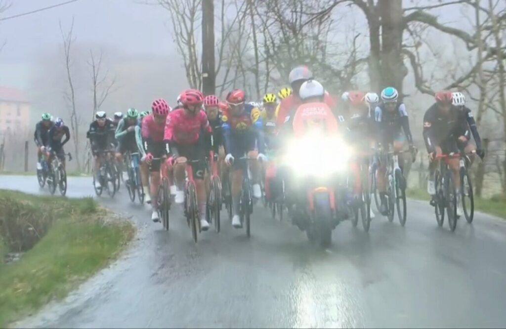 DIRECT : La 4e &eacute;tape de Paris-Nice 2025 momentan&eacute;ment neutralis&eacute;e suite aux conditions climatiques