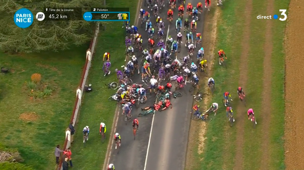 DIRECT : Grosse chute &agrave; 45 km de l&rsquo;arriv&eacute;e de la 2e &eacute;tape de Paris-Nice 2025, Florian S&eacute;n&eacute;chal abandonne
