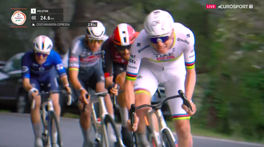 DIRECT : Tadej Pogacar attaque dans la Cipressa, Mathieu van der Poel et Filippo Ganna suivent &agrave; 25 km de l&rsquo;arriv&eacute;e de Milan-Sanremo 2025