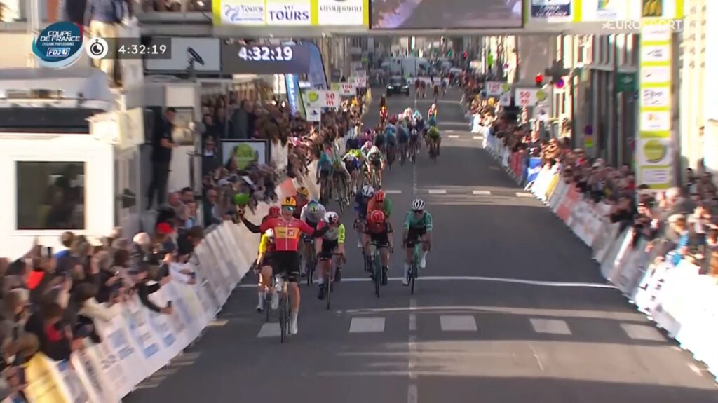 Erlend Blikra s&rsquo;offre la victoire sur la Roue Tourangelle 2025