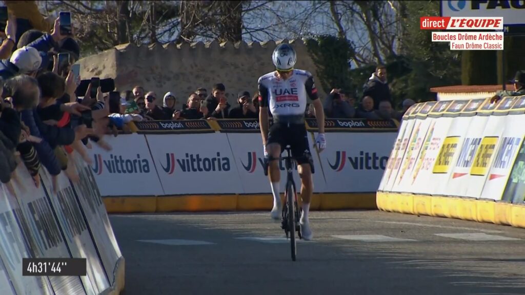 Juan Ayuso en solitaire sur la Faun Dr&ocirc;me Classic 2025