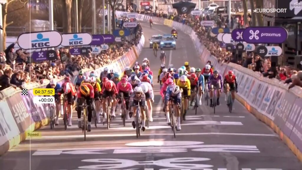 S&oslash;ren W&aelig;renskjold devant Paul Magnier sur l&rsquo;Omloop Het Nieuwsblad 2025