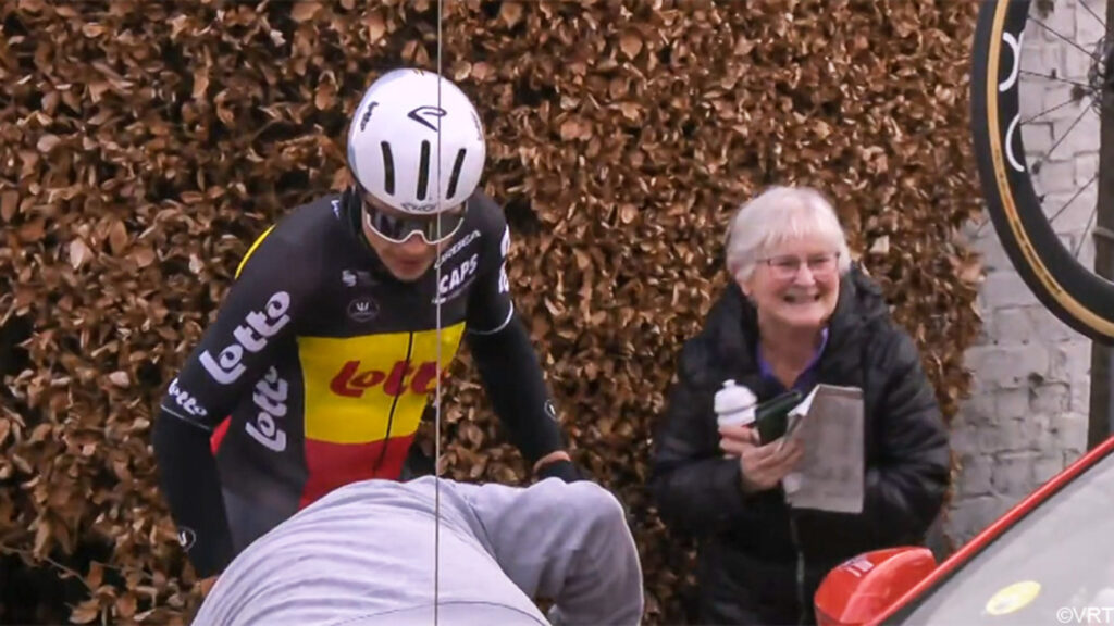 DIRECT : Le beau geste d&rsquo;Arnaud De Lie envers une spectatrice lors du Omloop Het Nieuwsblad 2025