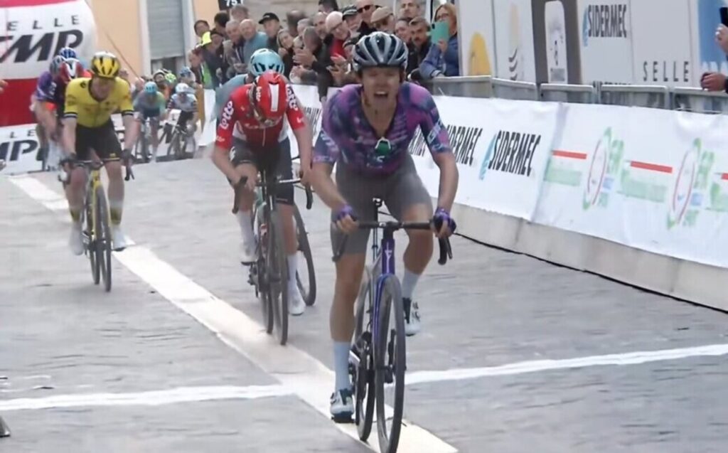 Paul Double remporte la 2e &eacute;tape de la Settimana Internazionale Coppi e Bartali 2025