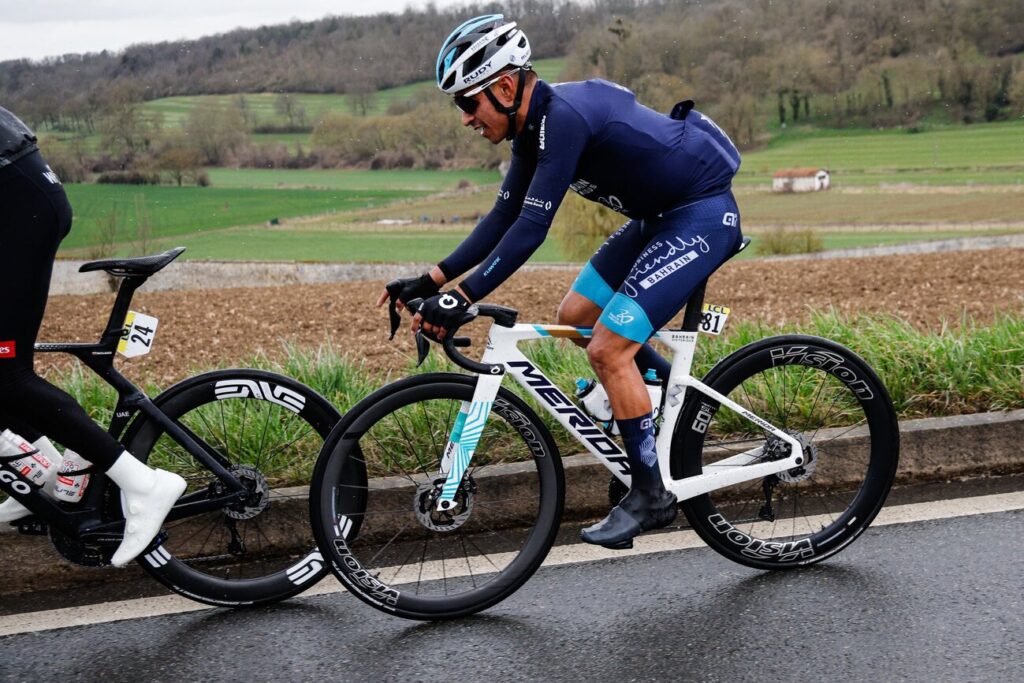 DIRECT : Santiago Buitrago chute lourdement et abandonne lors de la 4e &eacute;tape de Paris-Nice 2025