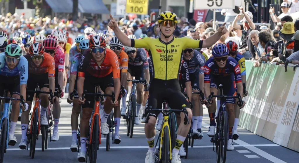 Matthew Brennan facile sur la 1e &eacute;tape du Tour de Romandie 2025, Aur&eacute;lien Paret-Peintre 2e