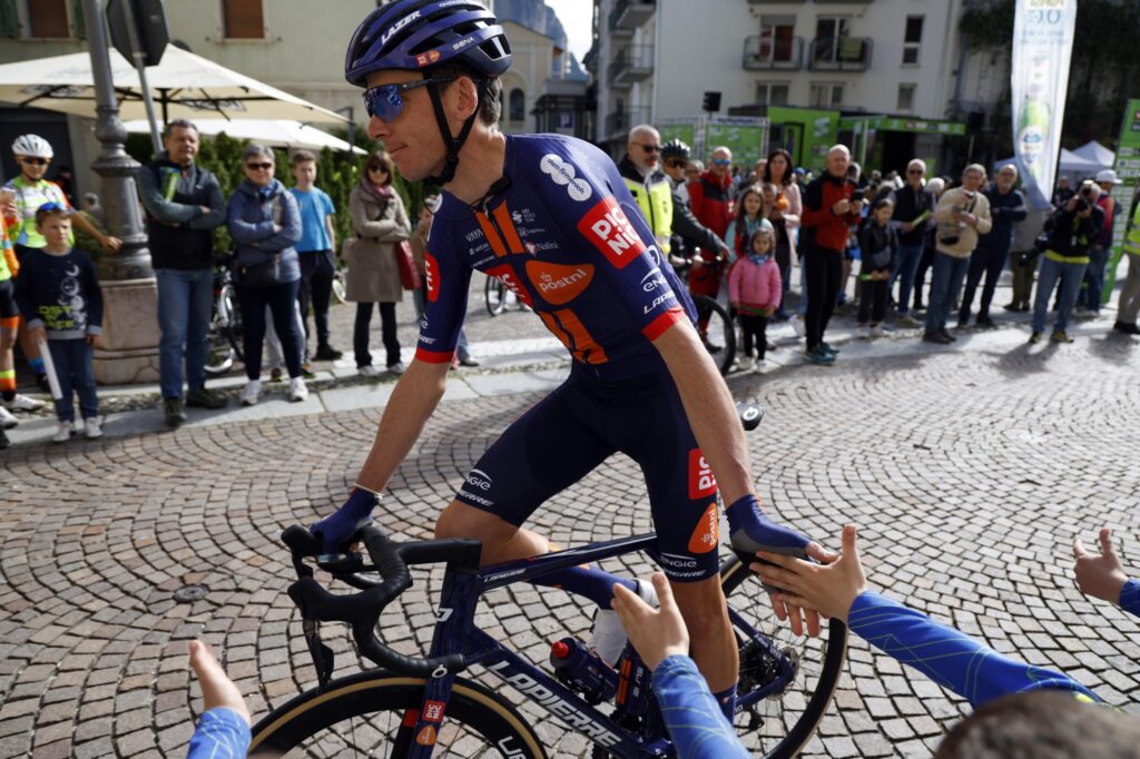 Romain Bardet conna&icirc;t ses co&eacute;quipiers pour Li&egrave;ge-Bastogne-Li&egrave;ge 2025, son dernier