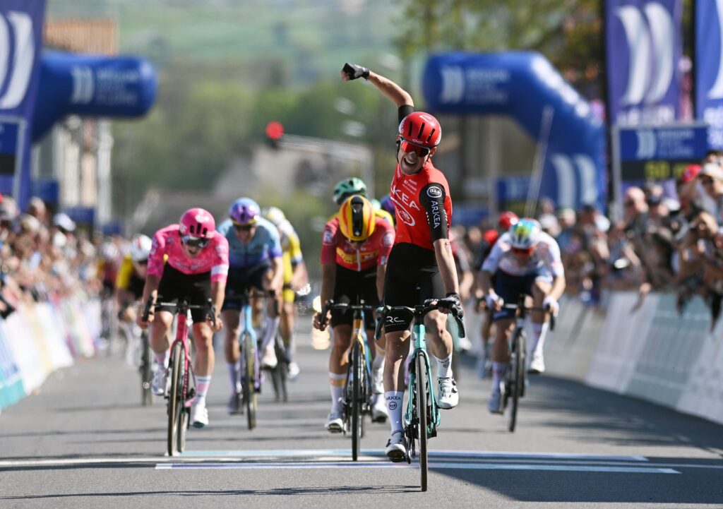 Victor Guernalec pi&egrave;ge le peloton sur la 2e &eacute;tape du R&eacute;gion Pays de la Loire Tour 2025
