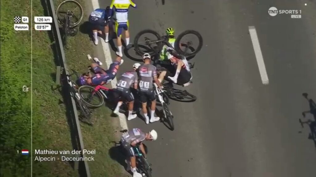 DIRECT : Mathieu van der Poel pris dans une chute sur le Tour des Flandres 2025