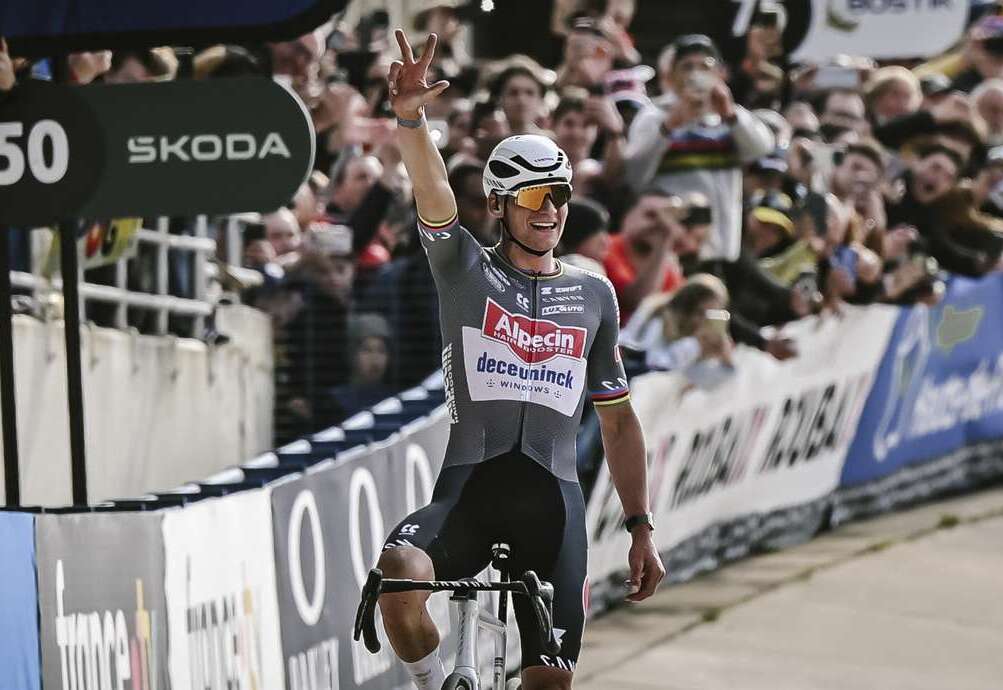 Mathieu van der Poel s&rsquo;offre un tripl&eacute; historique sur Paris-Roubaix 2025