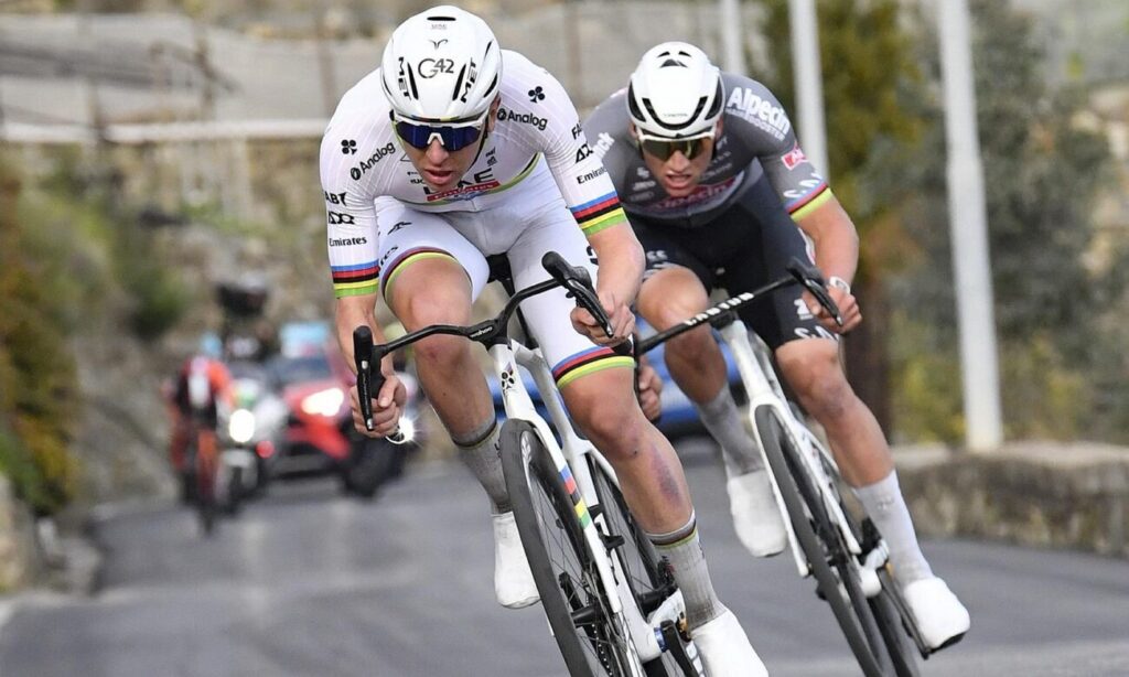 L&rsquo;armada UAE Team Emirates XRG autour de Tadej Pogacar sur le Tour des Flandres 2025