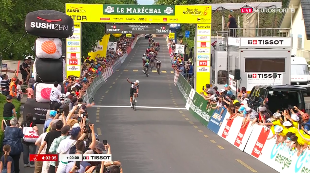 Le coup du km pour Jay Vine sur la 3e &eacute;tape du Tour de Romandie 2025, Lenny Martinez 2e
