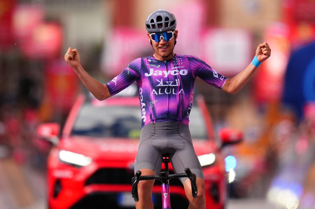 Le num&eacute;ro en solitaire de Luke Plapp sur la 8e &eacute;tape du Giro 2025