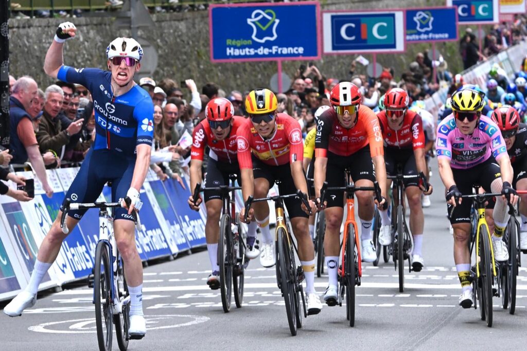 Lewis Askey sur une jambe sur la 2e &eacute;tape des 4 Jours de Dunkerque 2025