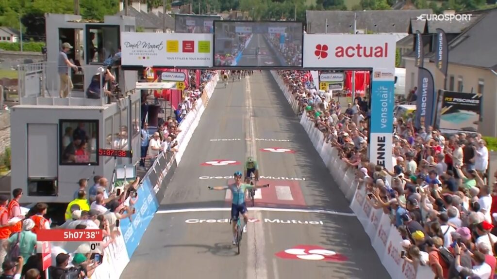 Aaron Gate crucifie Pierre Latour sur la 2e &eacute;tape des Boucles de la Mayenne 2025