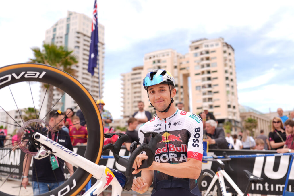 Jai Hindley victime d&rsquo;une commotion c&eacute;r&eacute;brale et d&rsquo;une fracture d&rsquo;une vert&egrave;bre sur le Giro 2025