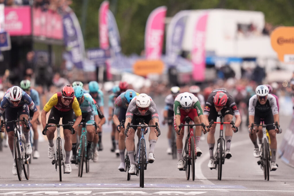 La 14e &eacute;tape du Giro 2025 en d&eacute;tails : le profil, les favoris, le direct