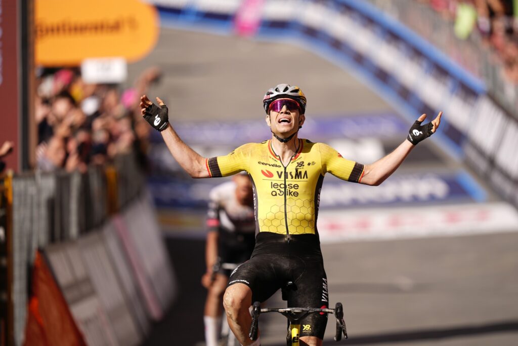 La d&eacute;livrance de Wout van Aert sur la 9e &eacute;tape du Giro 2025, Isaac Del Toro en rose