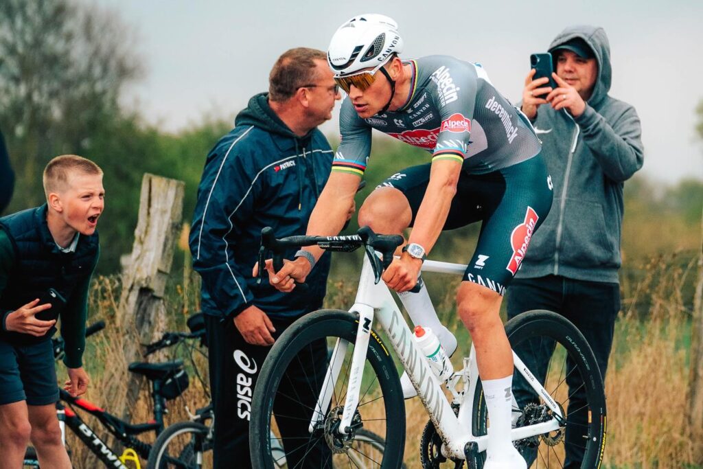 Mathieu van der Poel au d&eacute;part du Crit&eacute;rium du Dauphin&eacute; 2025