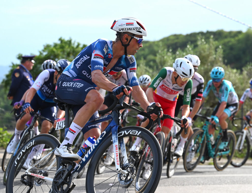 Mikel Landa se fracture une vert&egrave;bre dans une chute sur le Giro 2025