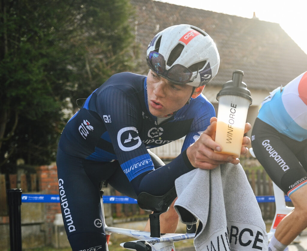 Thibaud Gruel remporte le prologue des Boucles de la Mayenne 2025