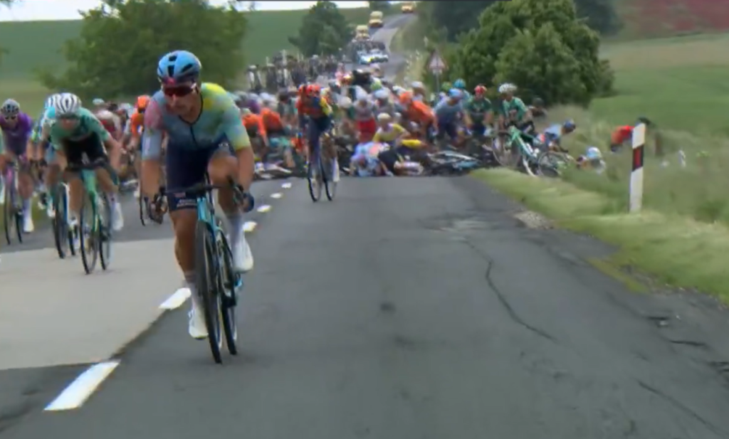 VIDEO : Une &eacute;norme chute met une partie du peloton du Tour de Hongrie 2025 par terre lors de la 2e &eacute;tape !