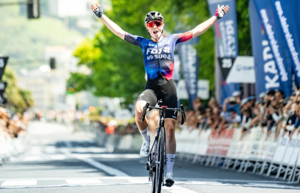 Demi Vollering remporte en solitaire la 3e et derni&egrave;re &eacute;tape du Tour du Pays basque Femmes 2025 et s&rsquo;adjuge le g&eacute;n&eacute;ral final