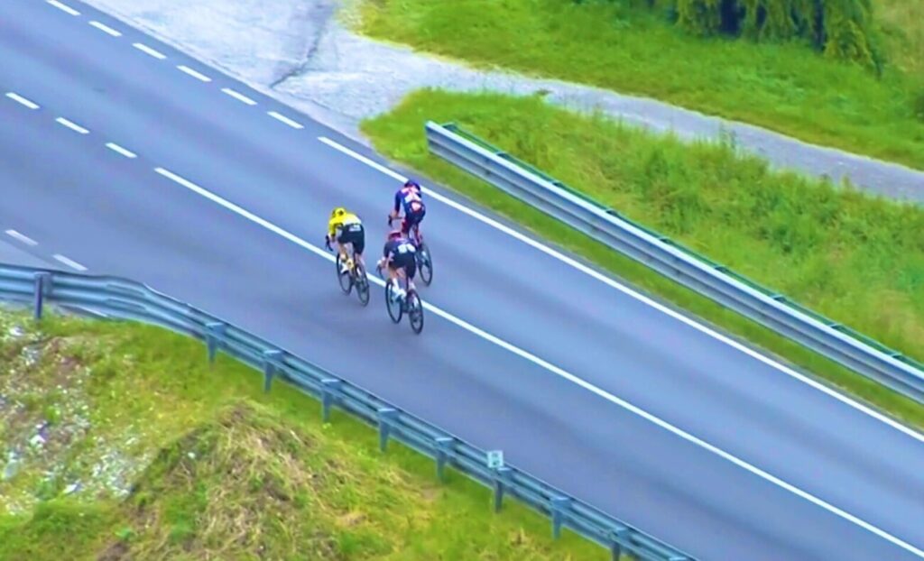 DIRECT : 11 hommes dont Romain Bardet sortent &agrave; 55 kilom&egrave;tres de l&rsquo;arriv&eacute;e de la 15e &eacute;tape du Giro 2025