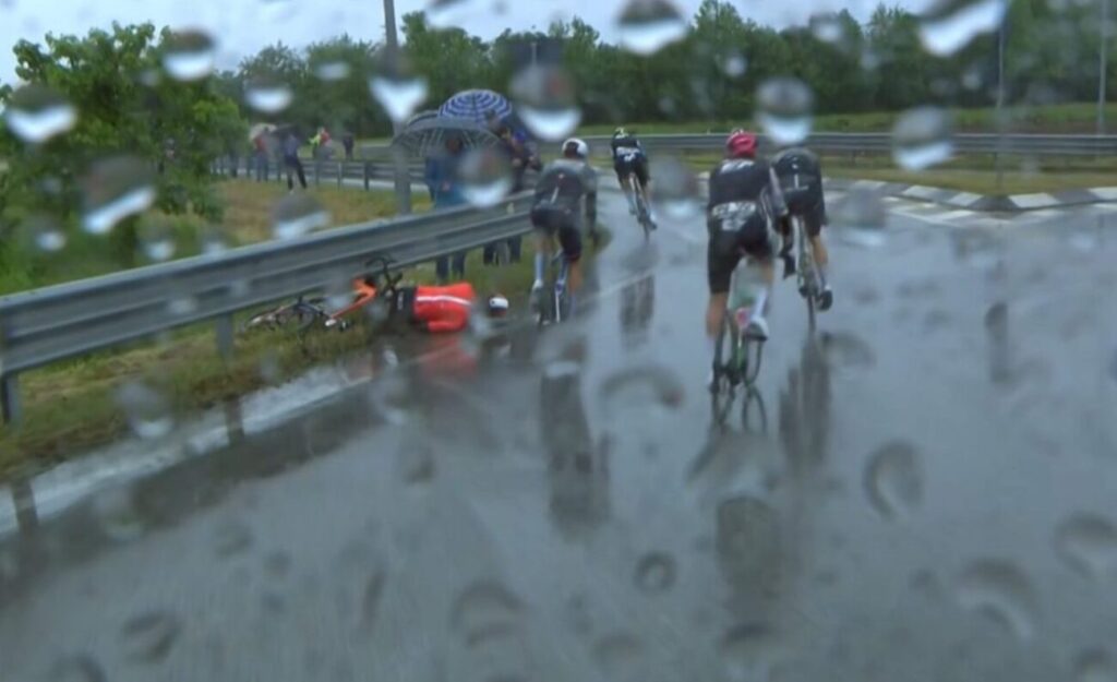 Josh Tarling chute et abandonne lors de la 16e &eacute;tape du Giro 2025 (vid&eacute;o)